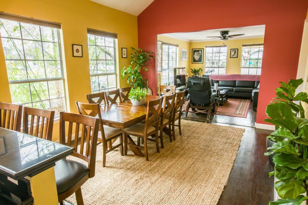 Photo of Livingroom in East Cesar Chavez