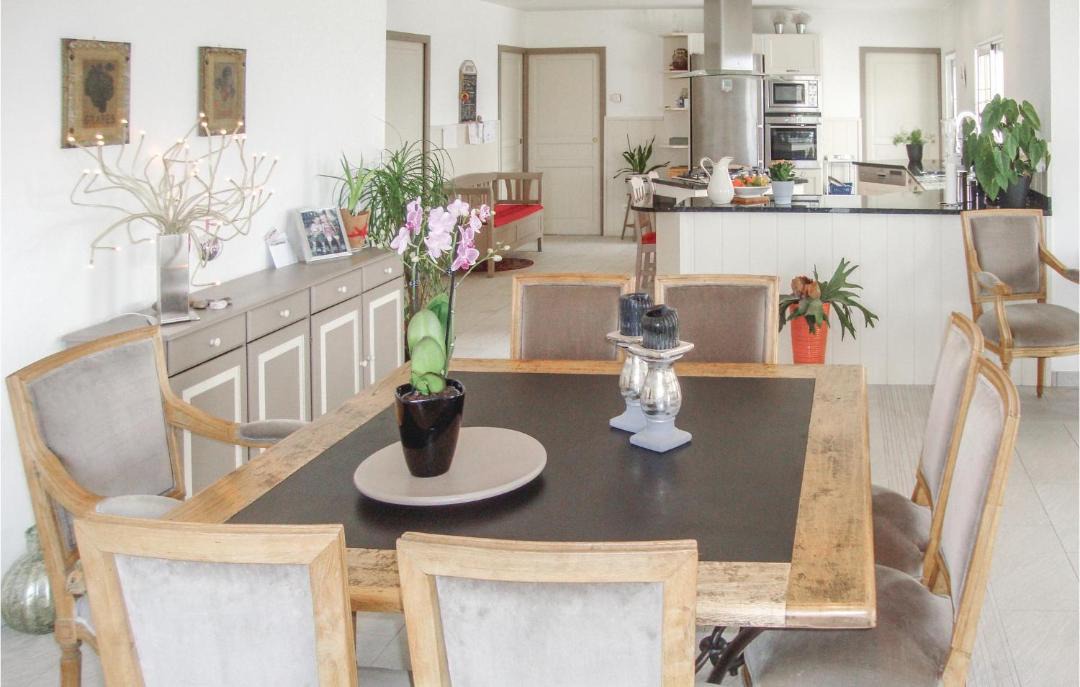 Photo of Others in Arnaud-Guilhem