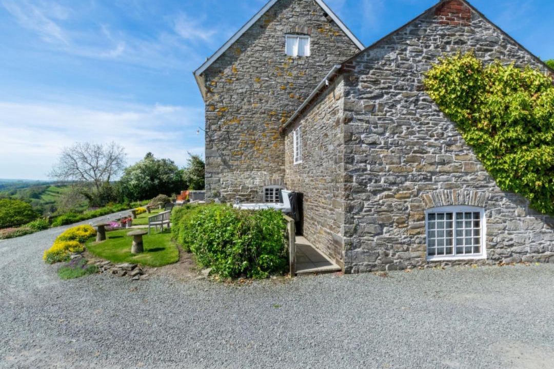 Photo of Buildings in Kingswood