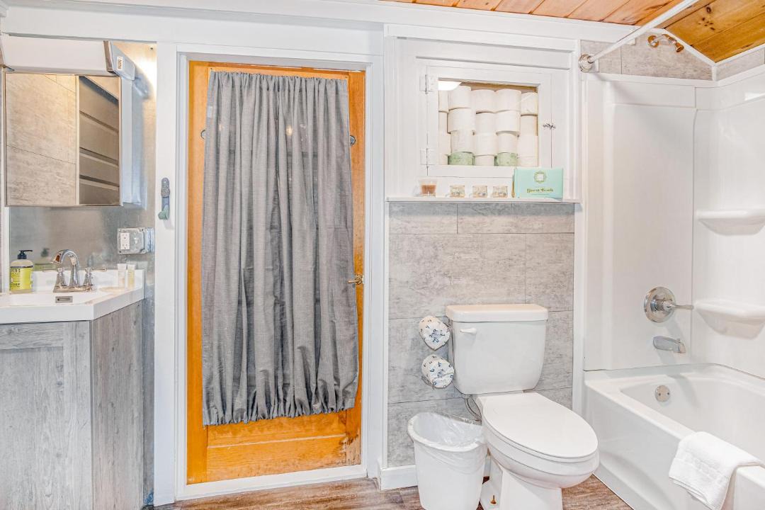 Photo of Bathroom in Honor