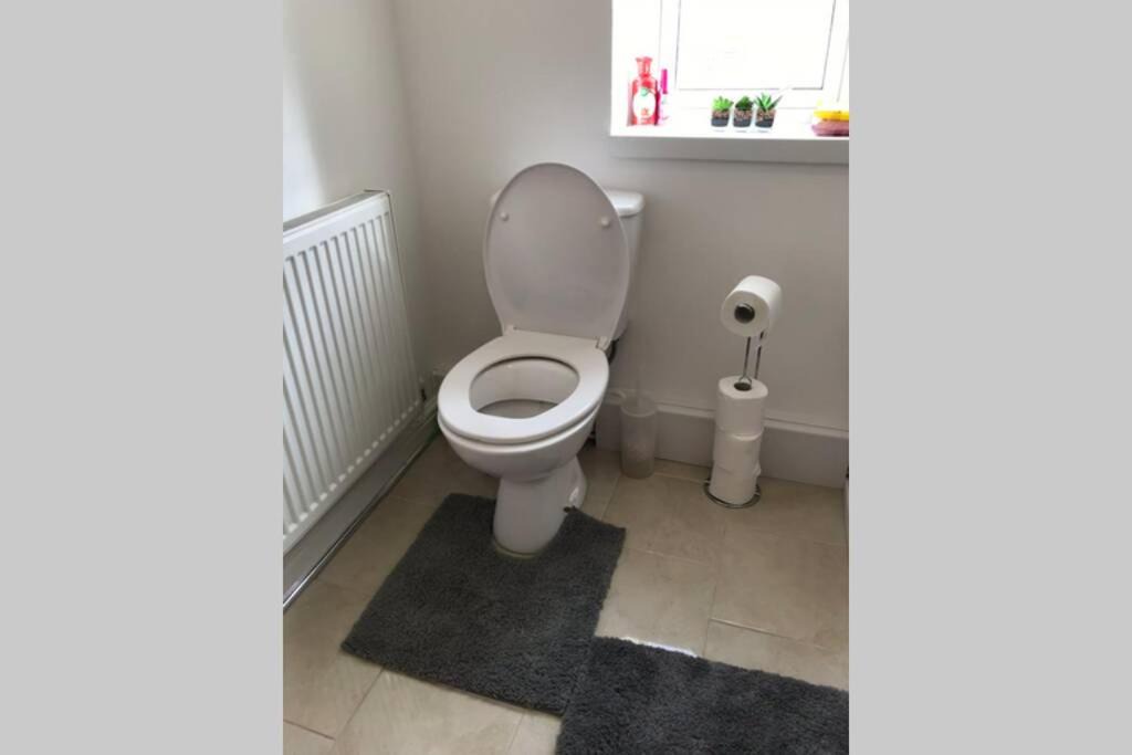 Photo of Bathroom in Six Bells