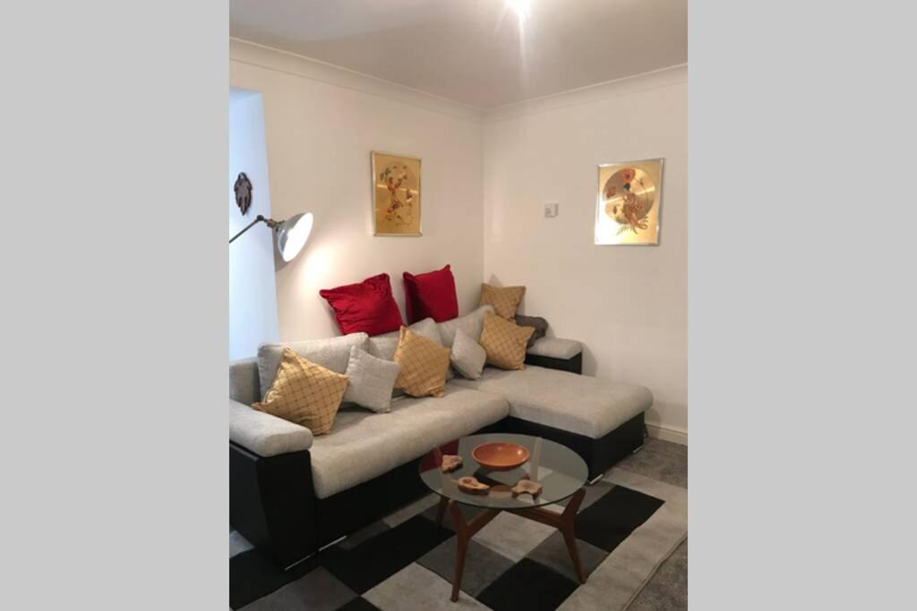 Photo of Livingroom in Six Bells