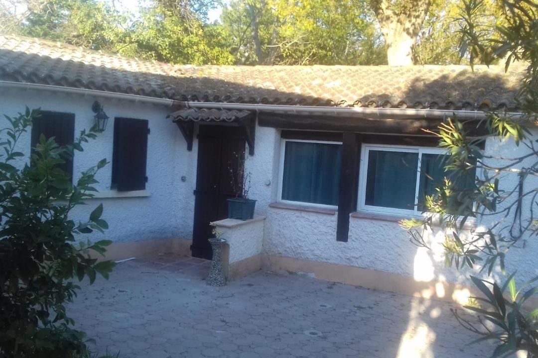 Photo of Buildings in Vedene