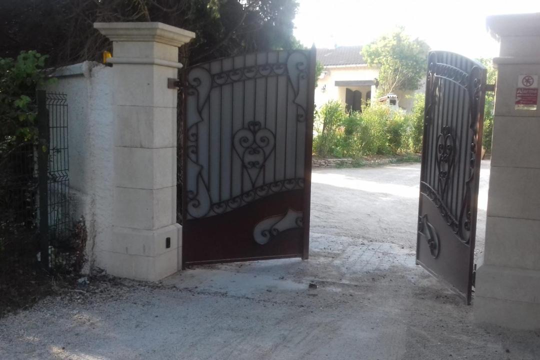 Photo of Buildings in Vedene