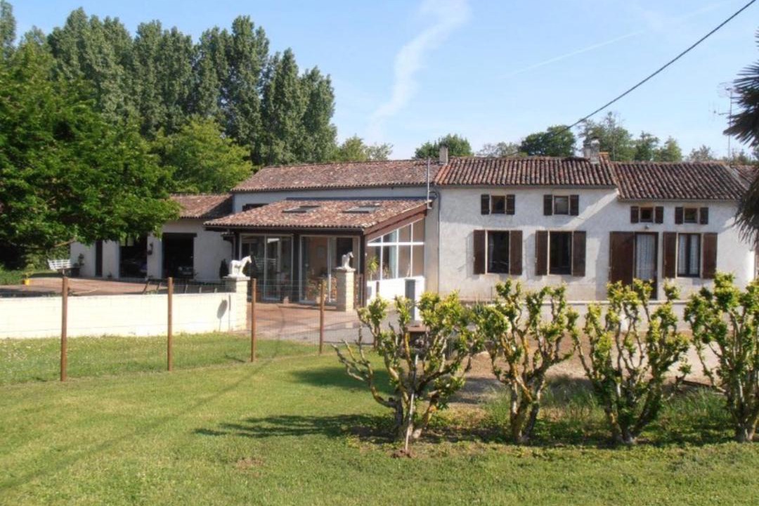 Photo of Buildings in Cravans