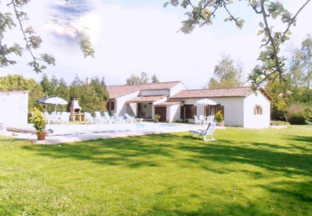 Photo of Buildings in Cravans