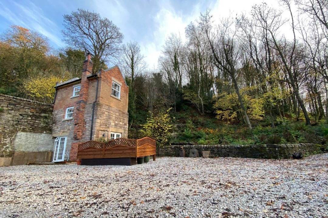 Photo of Buildings in Whatstandwell