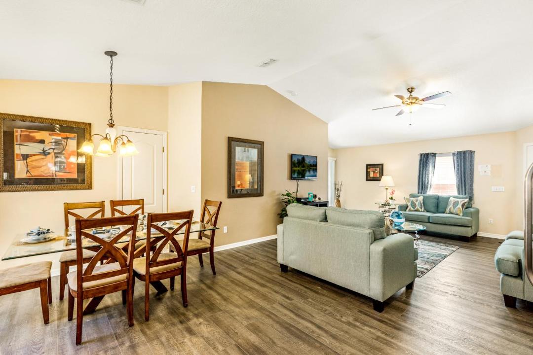 Photo of Livingroom in Sandy Ridge