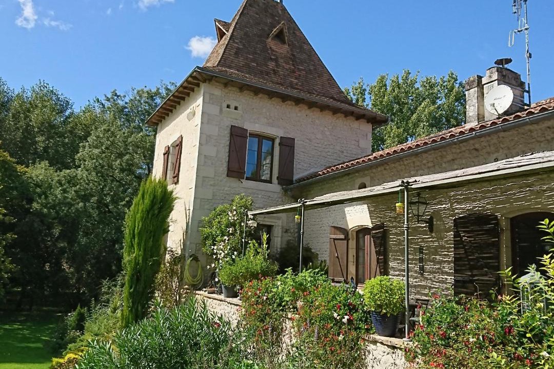 Photo of Buildings in Montboyer