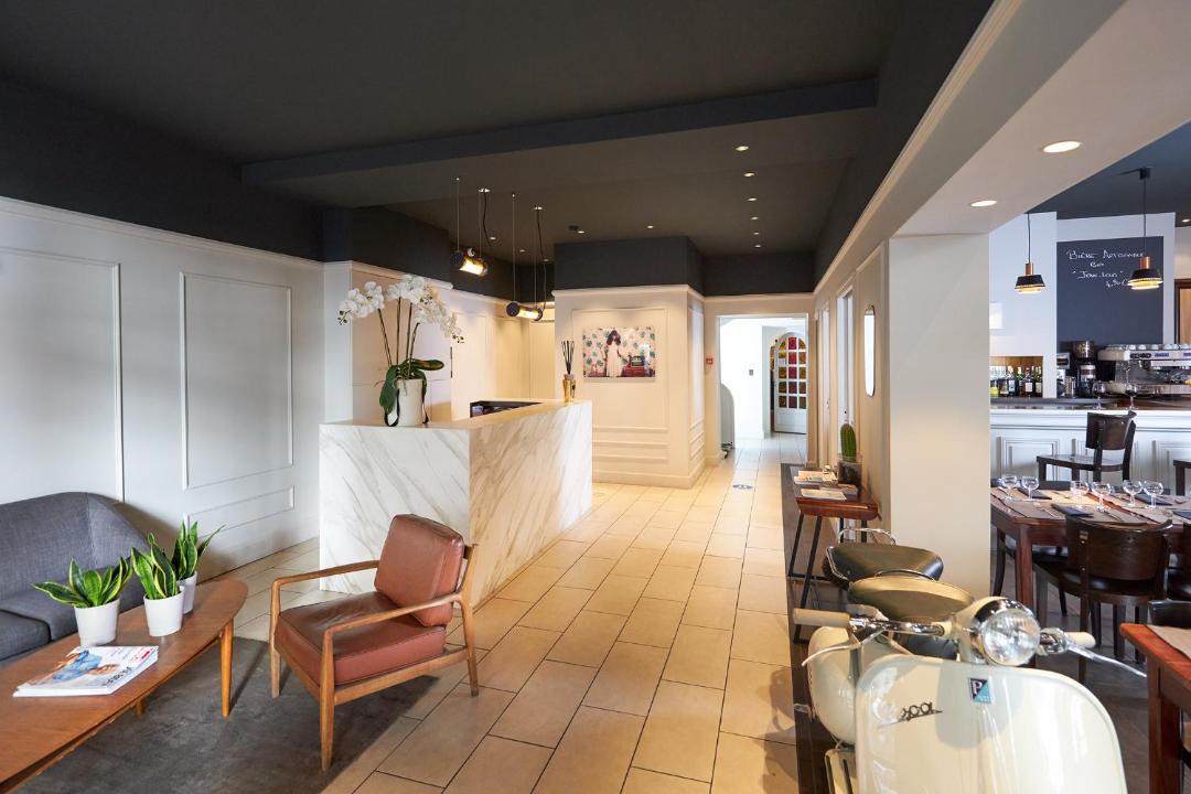 Photo of Others in Valence