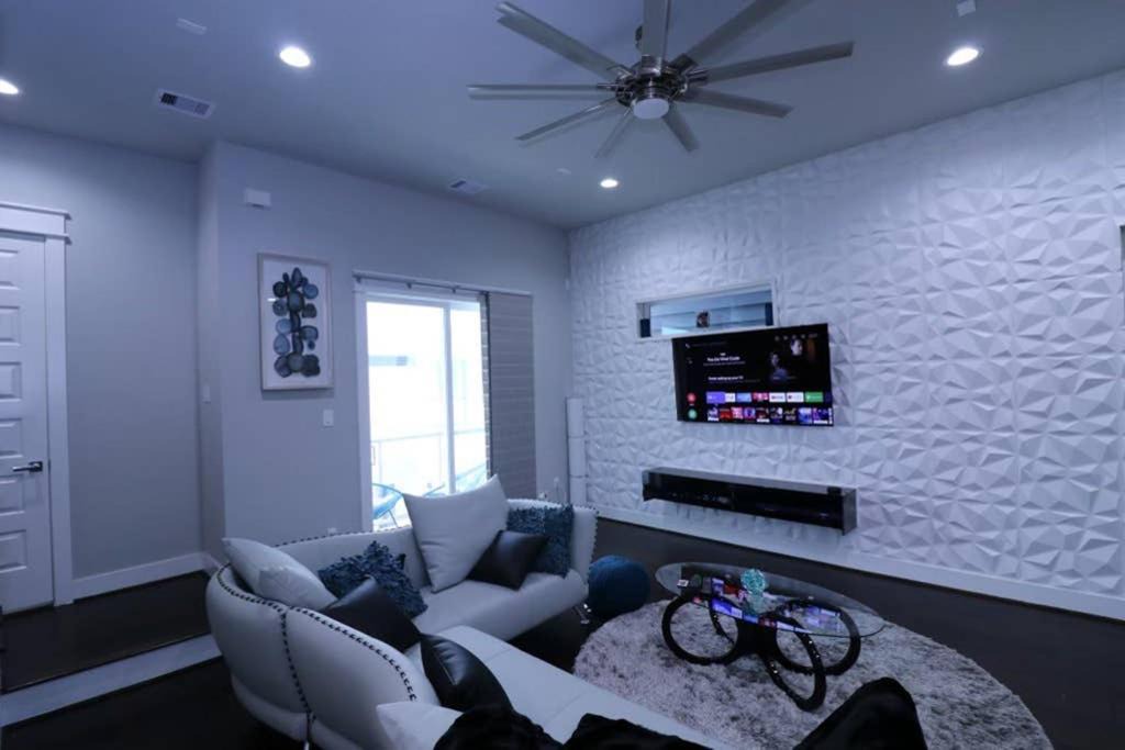 Photo of Livingroom in Astrodome