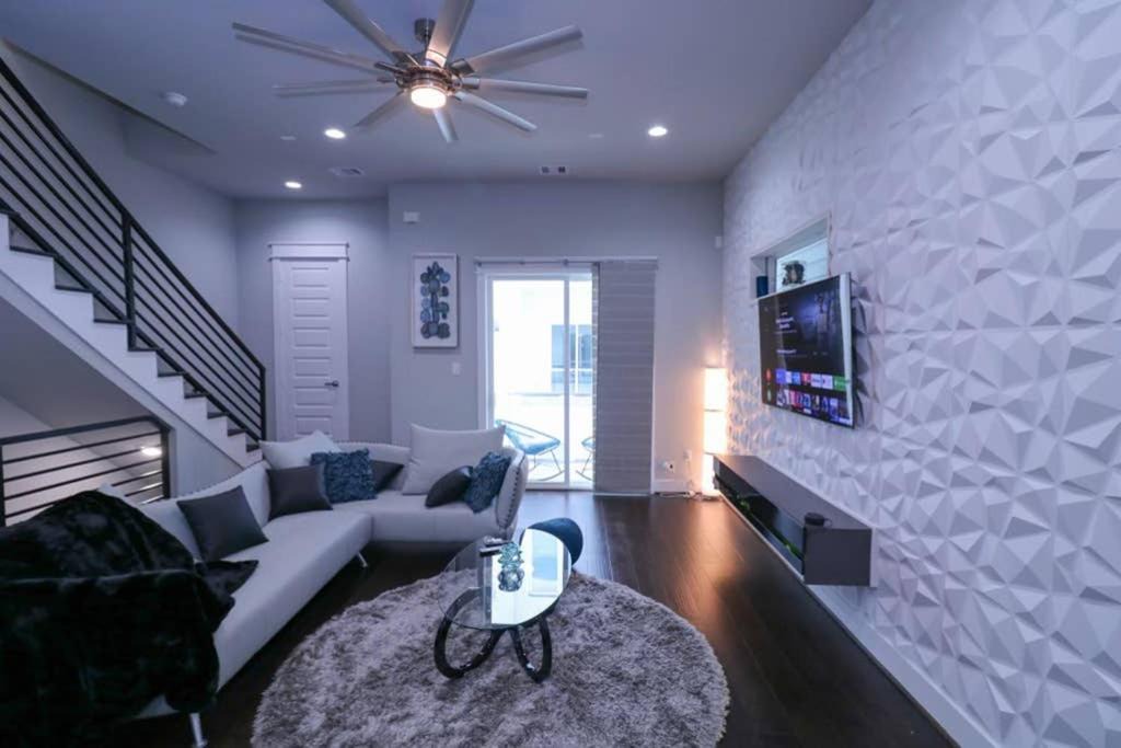 Photo of Livingroom in Astrodome