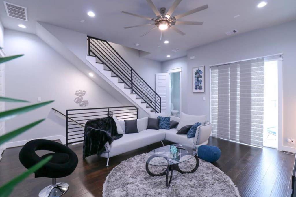 Photo of Livingroom in Astrodome