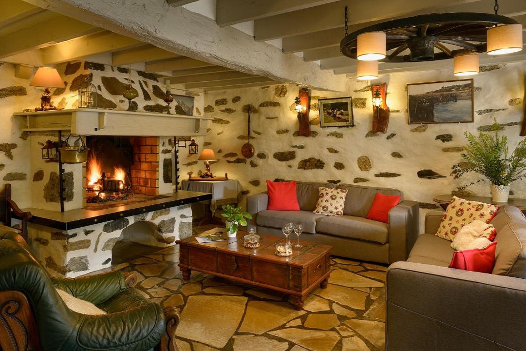 Photo of Others in Accous