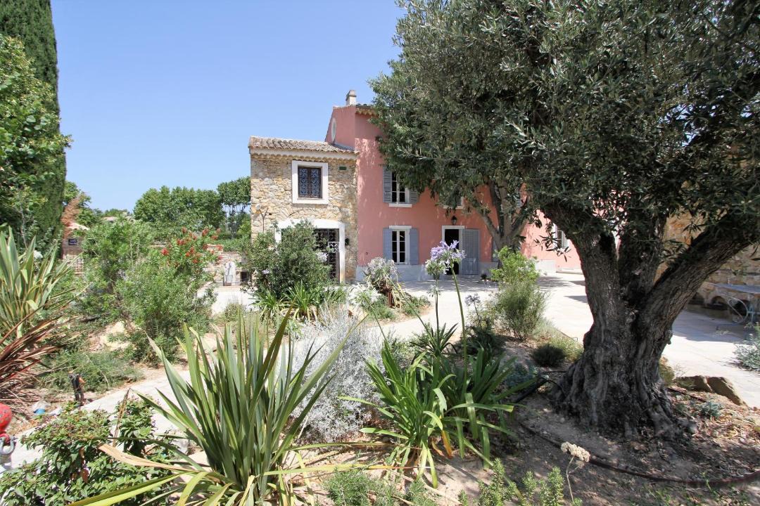 Photo of Buildings in Le Castellet