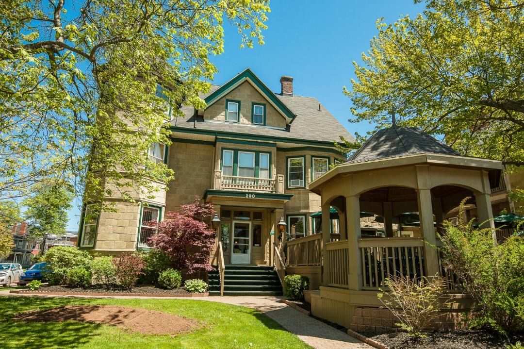 Photo of Others in Queens Square