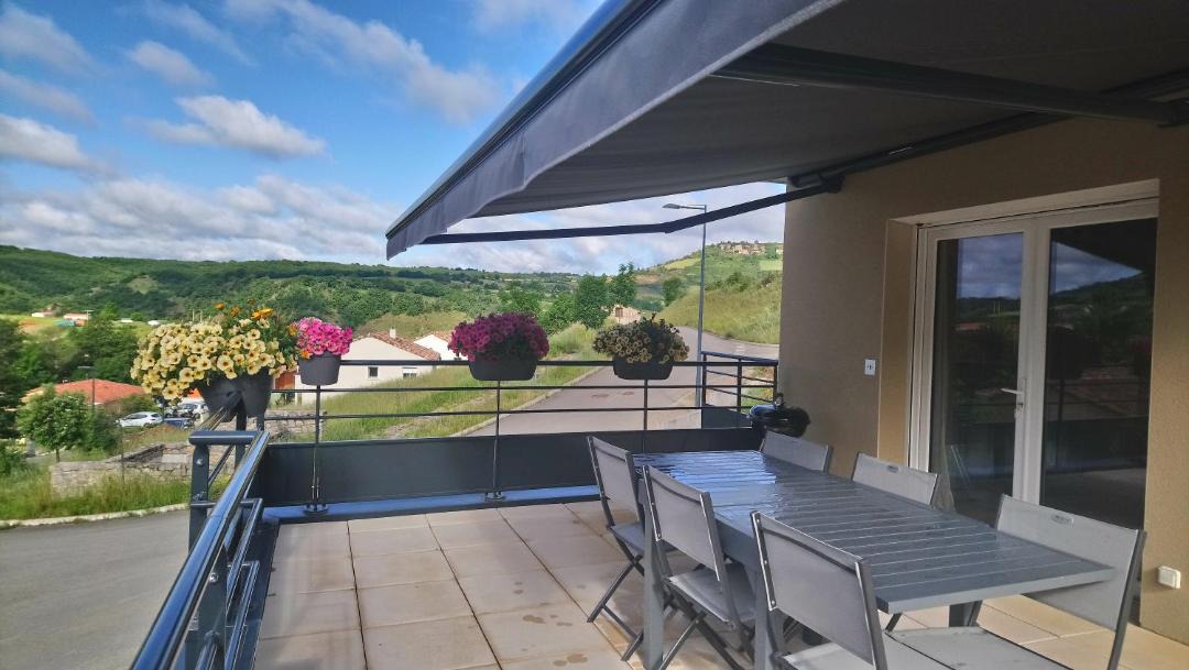 Photo of Patio Balcony in Saint-Georges-de-Luzencon