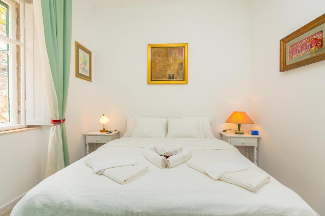 Photo of Bedroom in Pile