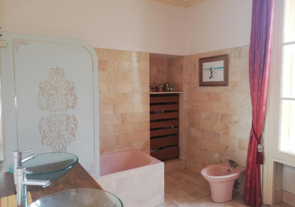 Photo of Bathroom in Aincourt