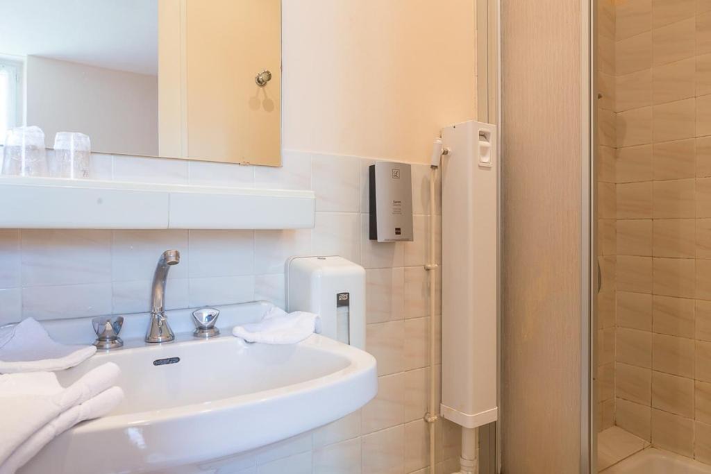 Photo of Bathroom in Etauliers