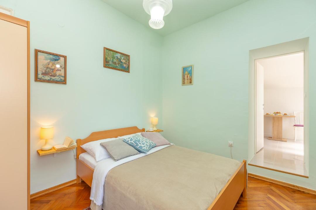 Photo of Bedroom in Pile