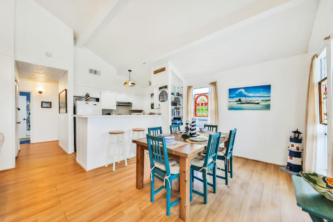 Photo of Livingroom in Bermuda Beach
