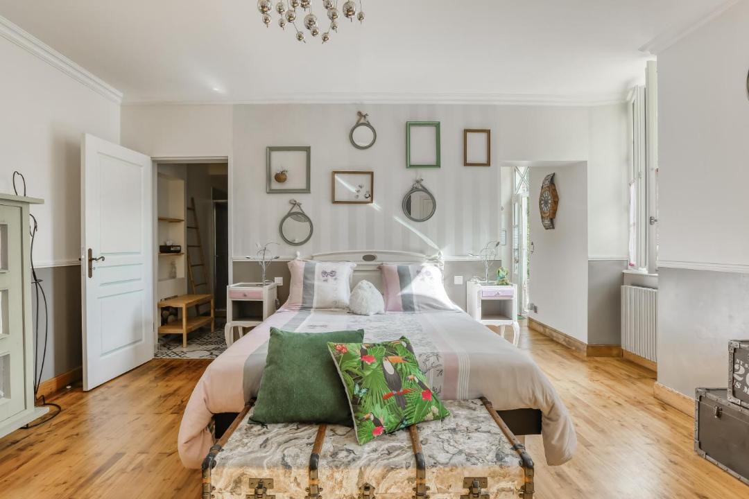 Photo of Others in Pons