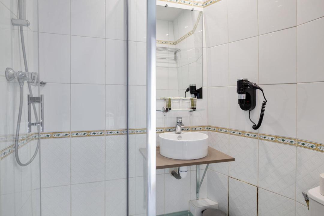 Photo of Bathroom in Quartier de la Salpetriere