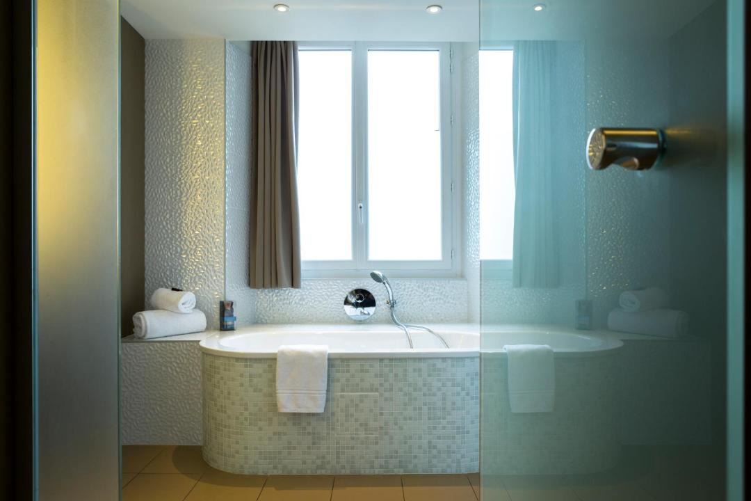 Photo of Bathroom in Graslin - Commerce