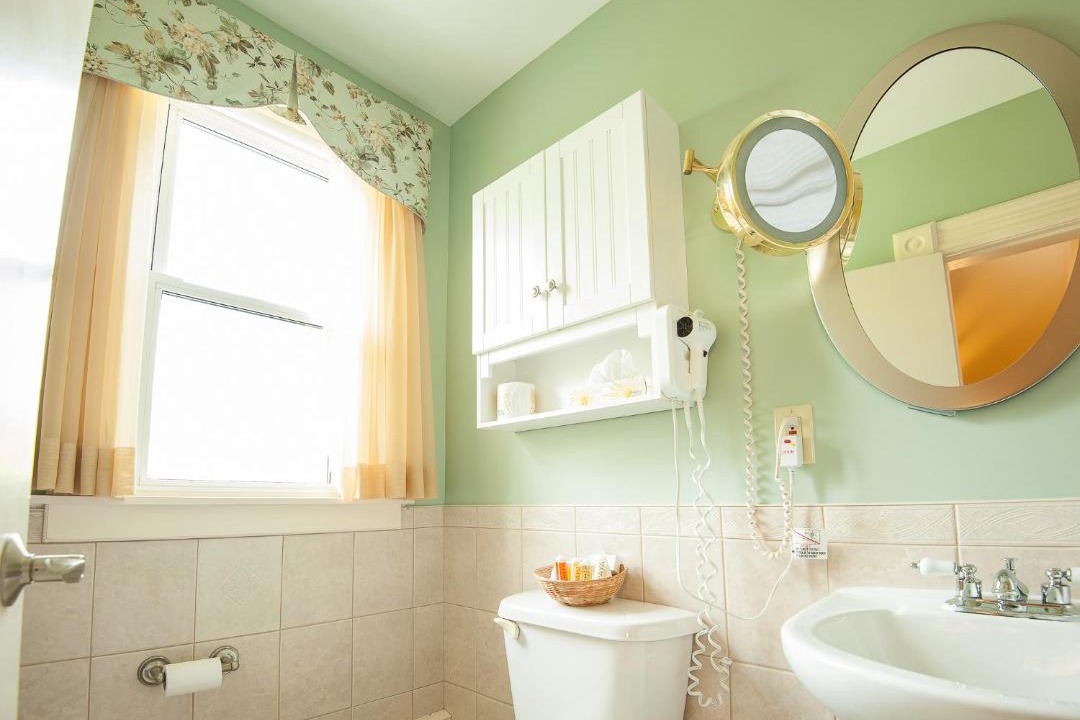 Photo of Bathroom in Queens Square