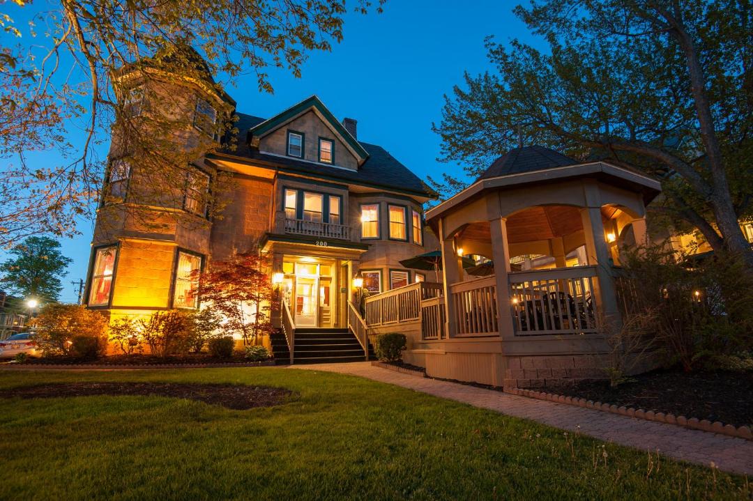 Photo of Others in Queens Square