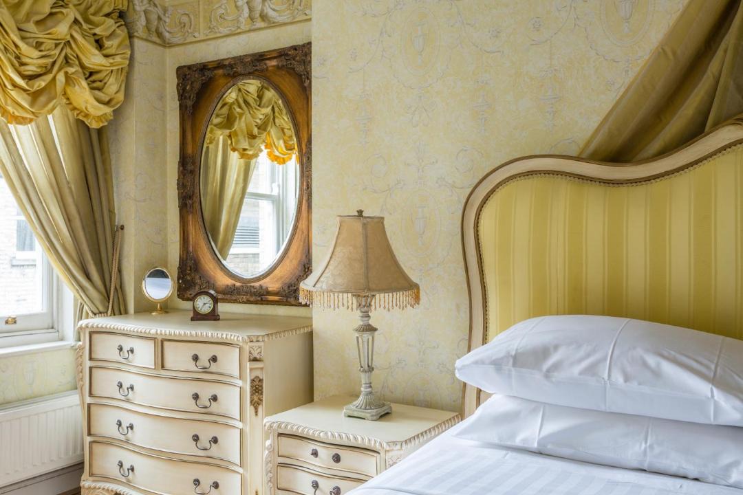 Photo of Bedroom in Queen's Gate