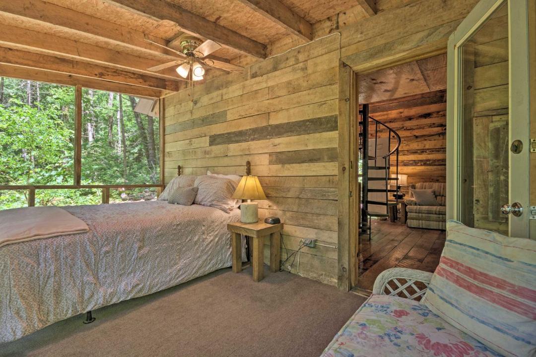 Photo of Bedroom in Barnardsville