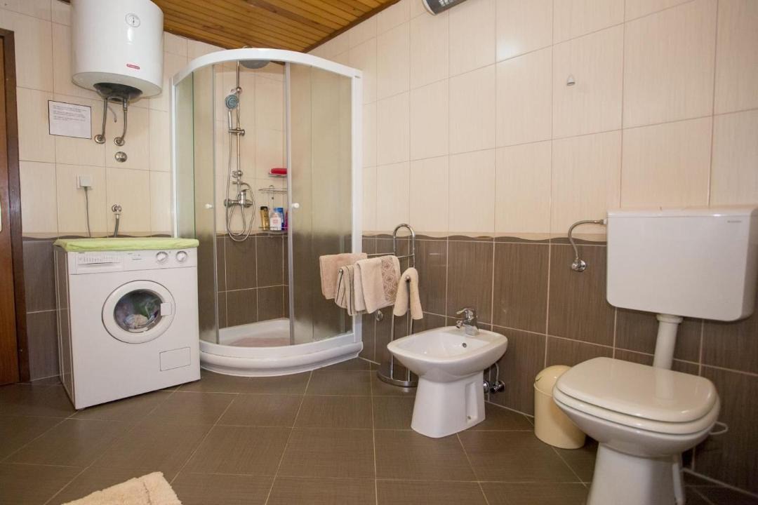 Photo of Bathroom in Tar
