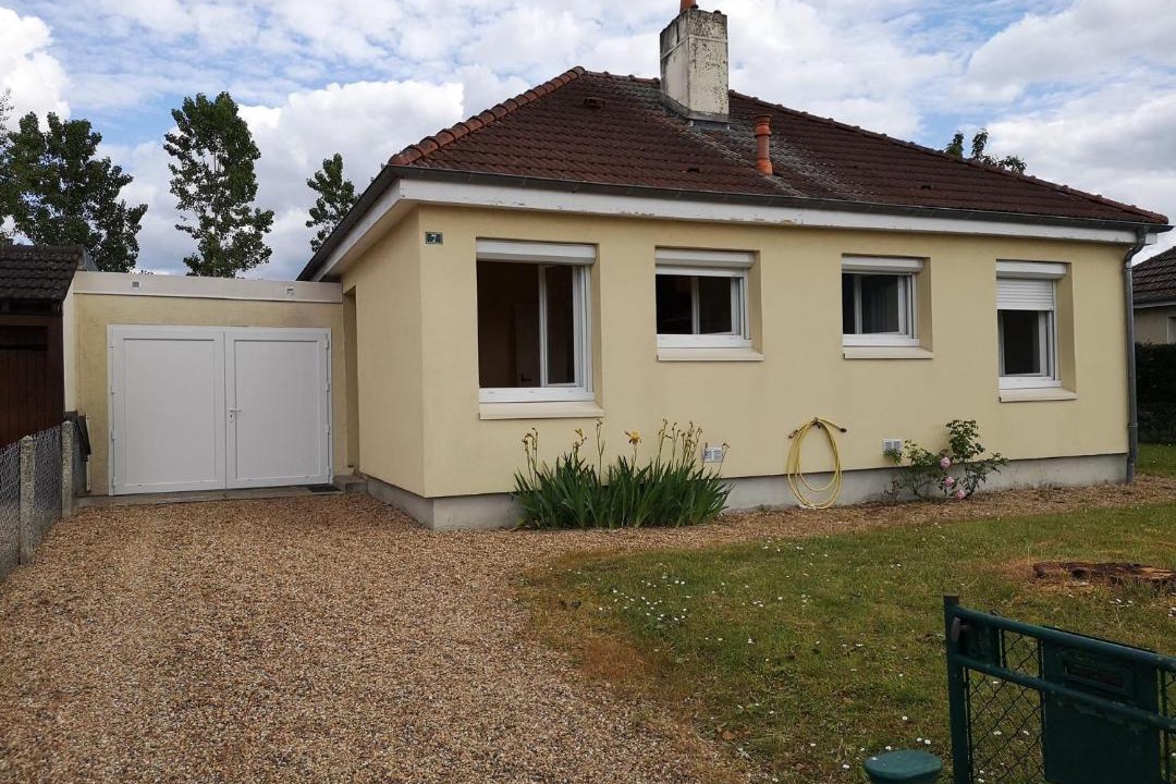 Photo of Buildings in Lorris