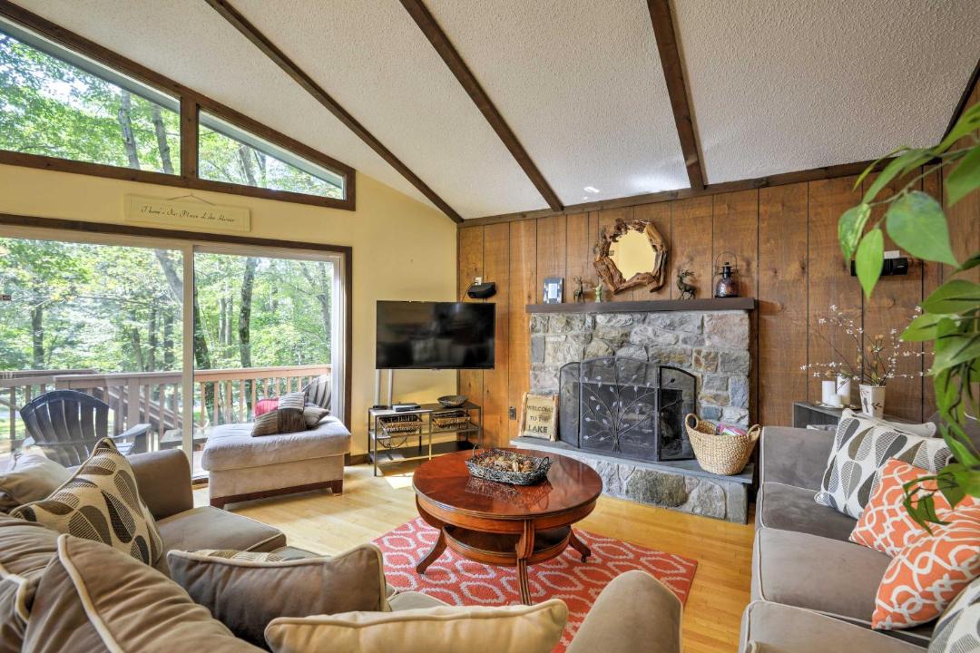 Photo of Livingroom in Lake Harmony Estates