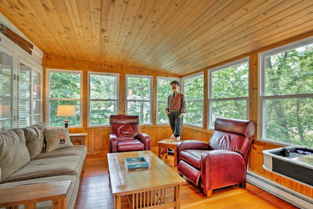 Photo of Livingroom in Williams Bay