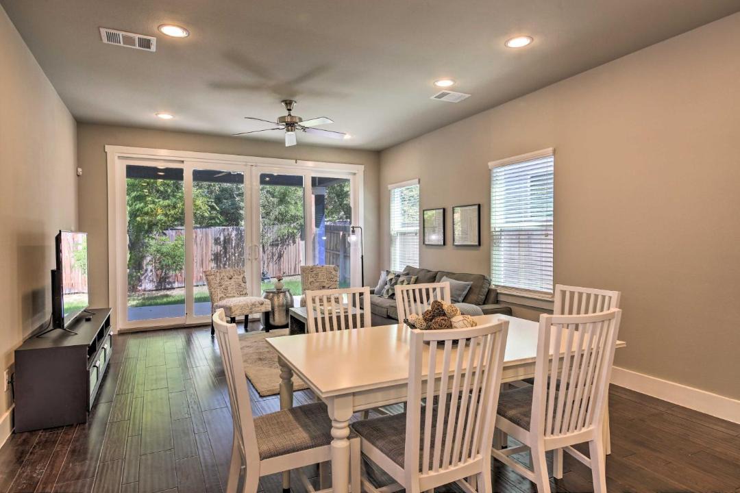Photo of Livingroom in Mahncke Park