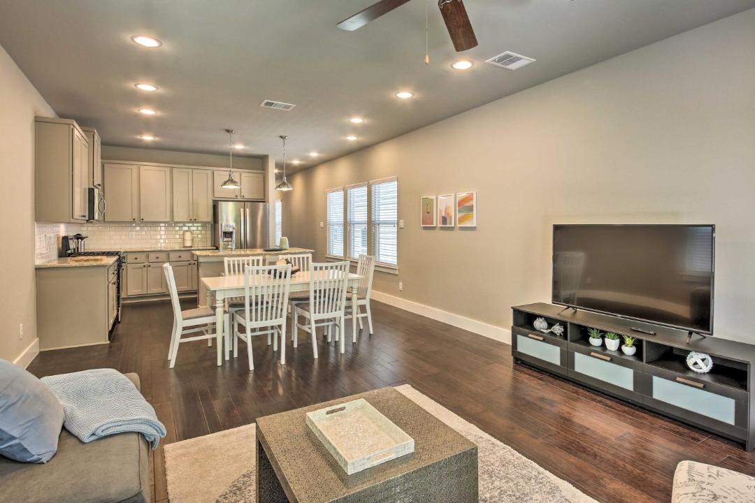 Photo of Livingroom in Mahncke Park