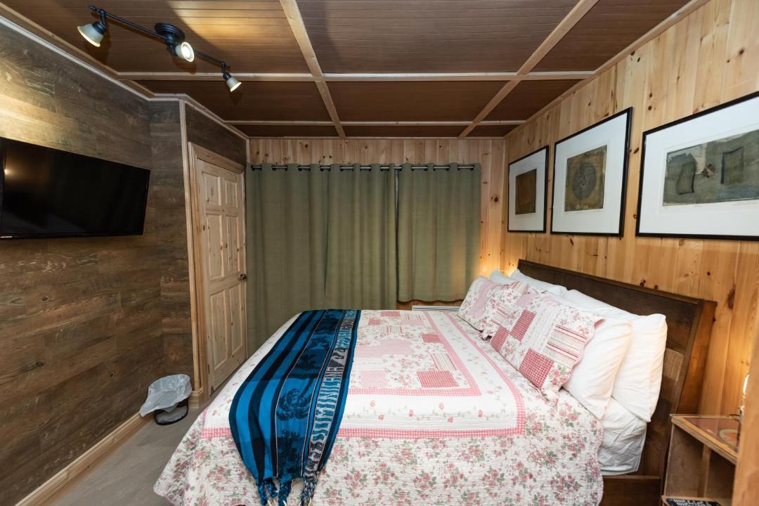 Photo of Bedroom in Petite-Riviere-Saint-Francois