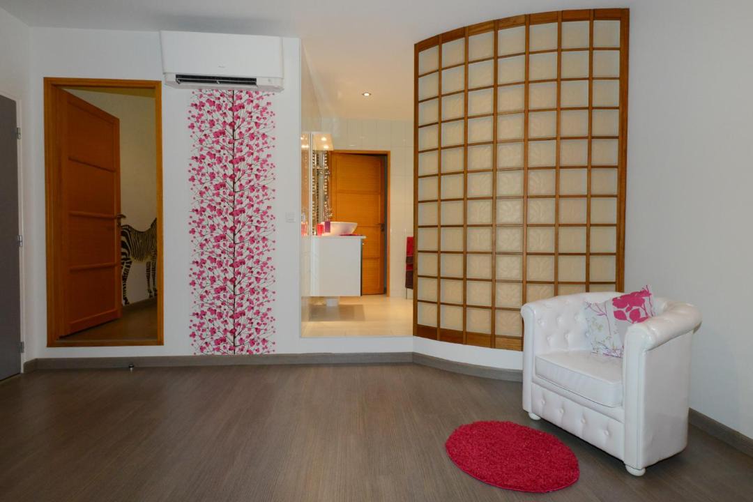 Photo of Others in Lonny