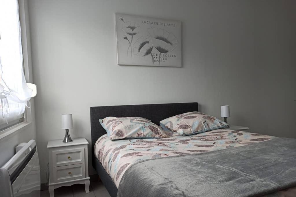 Photo of Bedroom in Lens