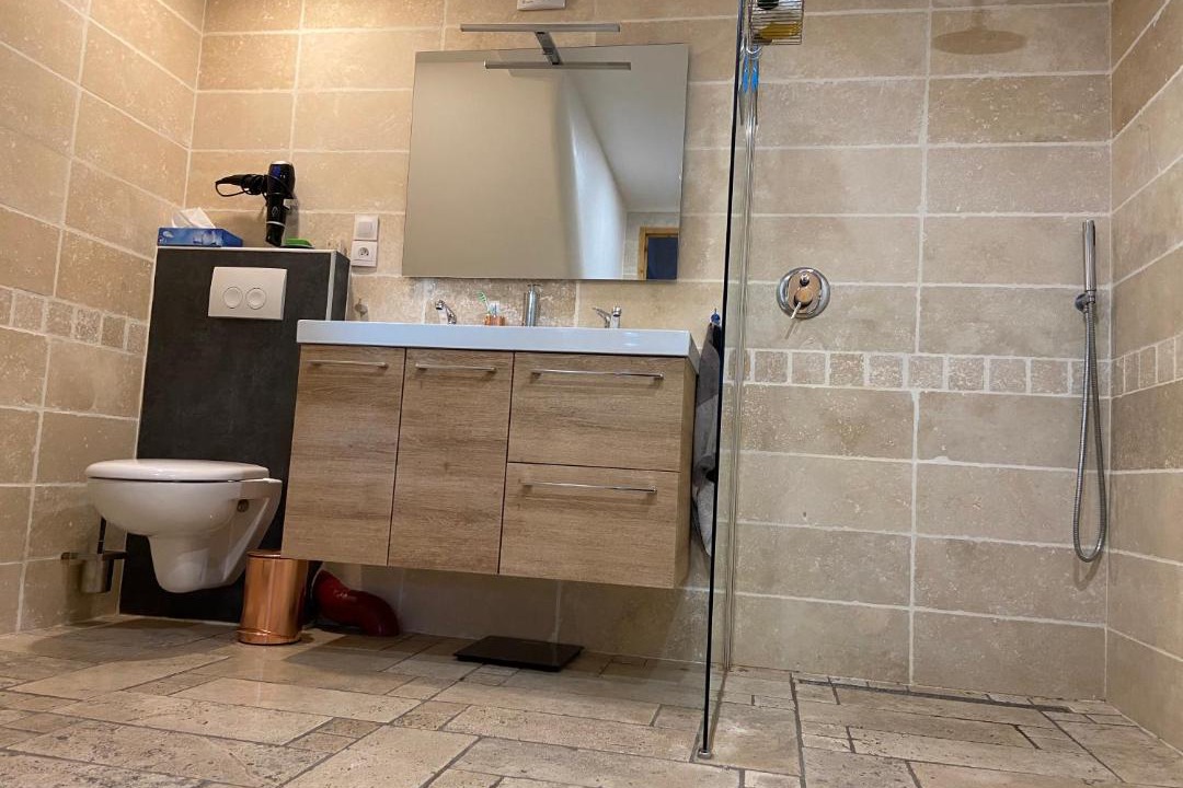 Photo of Bathroom in Enveitg