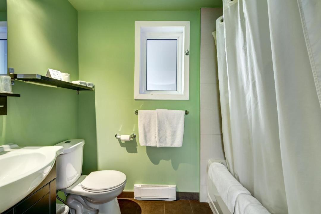 Photo of Bathroom in Cote-Des-Neiges—Notre-Dame-De-Grace
