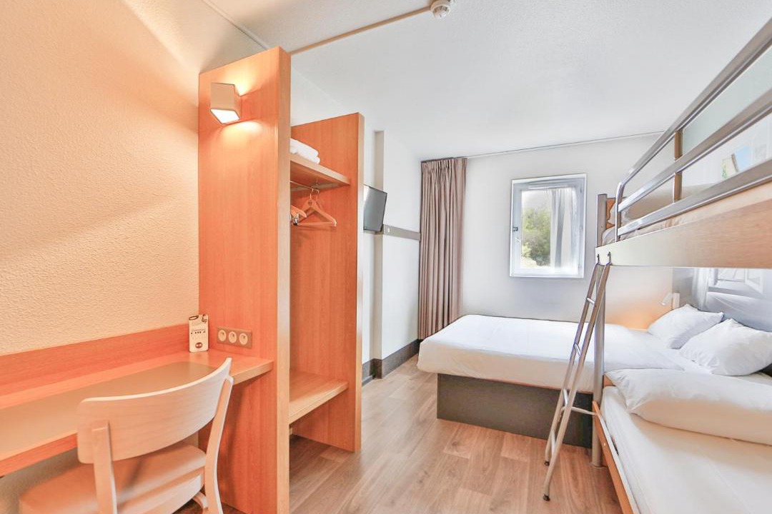 Photo of Others in Valence