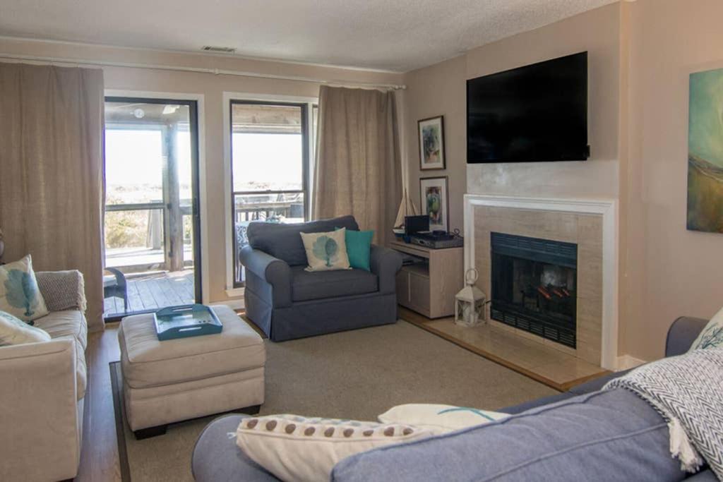 Photo of Livingroom in Oceanmarsh Subdivision