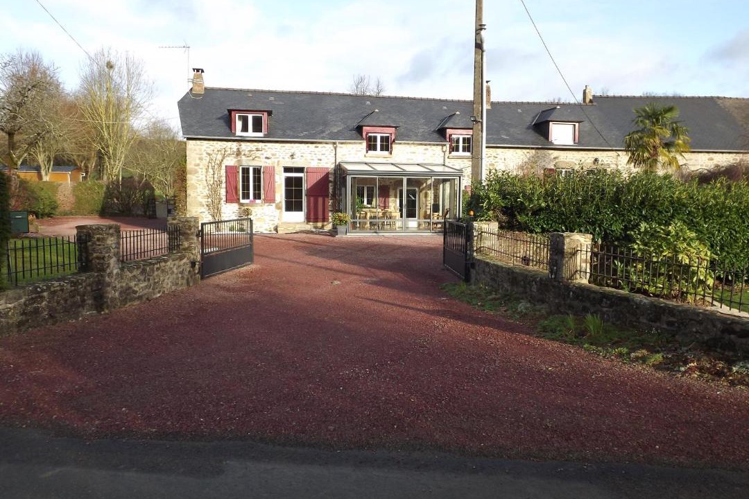 Photo of Others in Ize