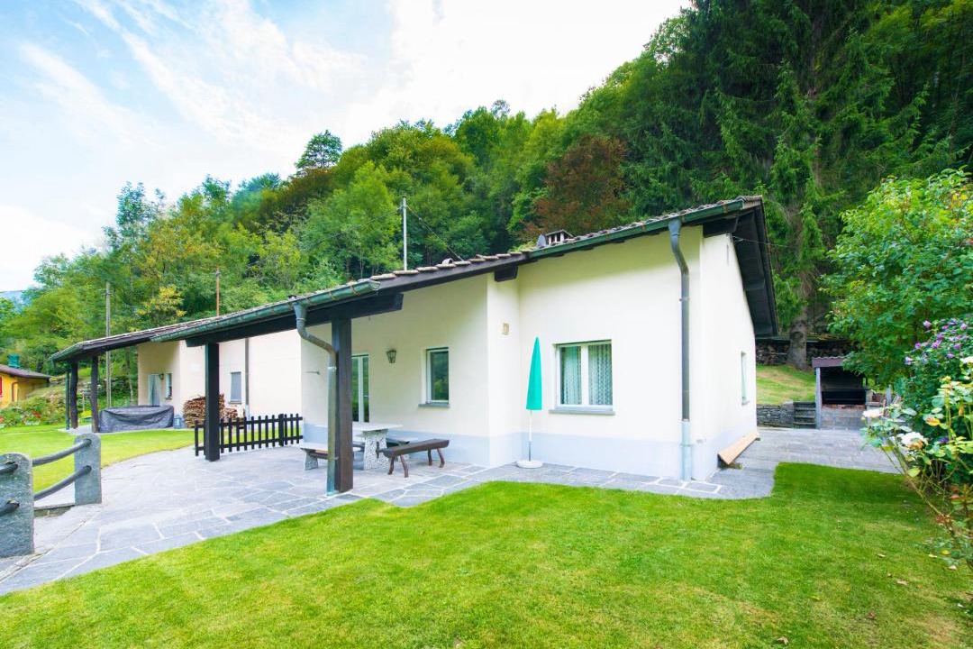 Photo of Buildings in Cugnasco-Gerra