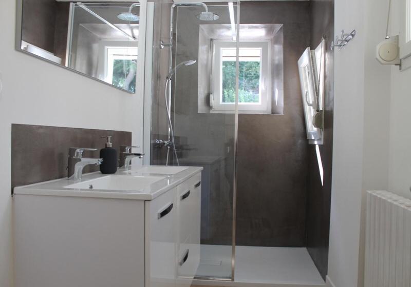 Photo of Bathroom in Vendeuvre-sur-Barse