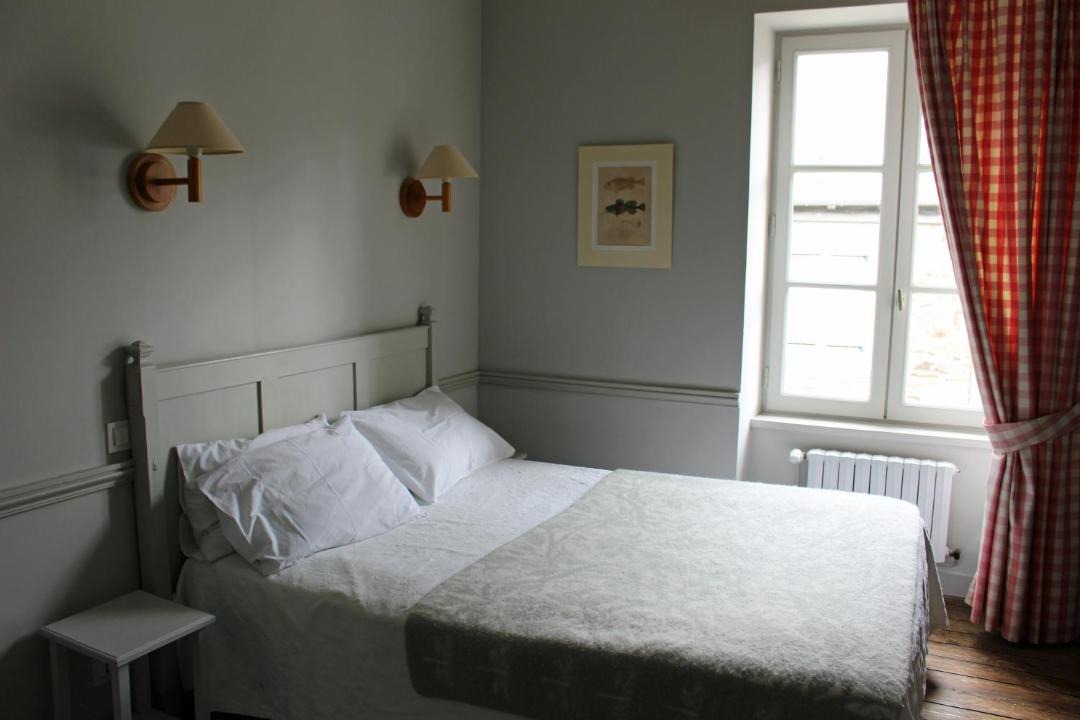 Photo of Bedroom in Saint-Suliac
